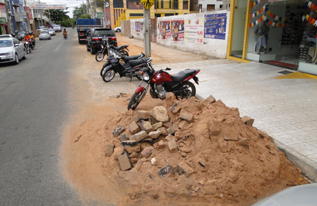 BDO: ESGOTO INACABADO CAUSA TRANSTORNOS NO CENTRO