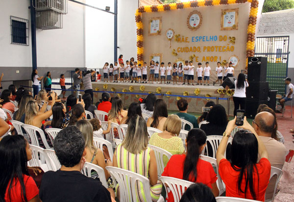 Centro Educacional Monteiro Lobato promoveu homenagem ao Dia das Mães 