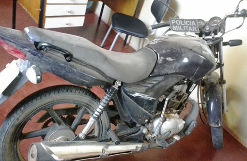 Aracatu: Polícia Militar encontra moto abandonada em matagal