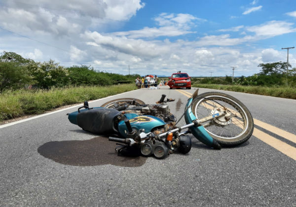 Homem morre após colisão entre moto e carro na BR-030, em Sussuarana 