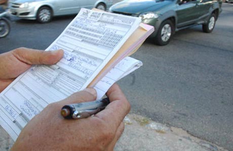 BDO: MOTORISTA É MULTADA POR DIRIGIR SEM CAPACETE