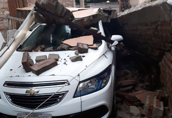 Após chuvas, muro e cai sobre carro e moto em garagem de casa no Bairro Olhos D'água 