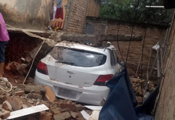 Após chuvas, muro e cai sobre carro e moto em garagem de casa no Bairro Olhos D'água 