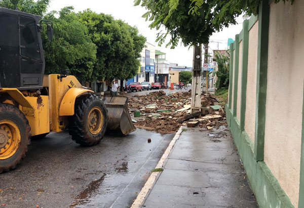 Brumado: parte do muro do CEB cai durante a chuva e água invade residências vizinhas 