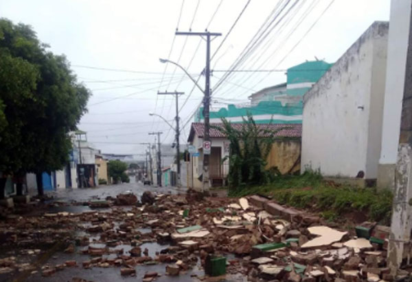 Brumado: técnicos irão elaborar projeto de recuperação do muro do CEB, informa SEC