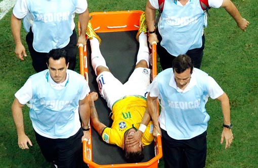 Neymar fratura uma vértebra e está fora da Copa do Mundo
