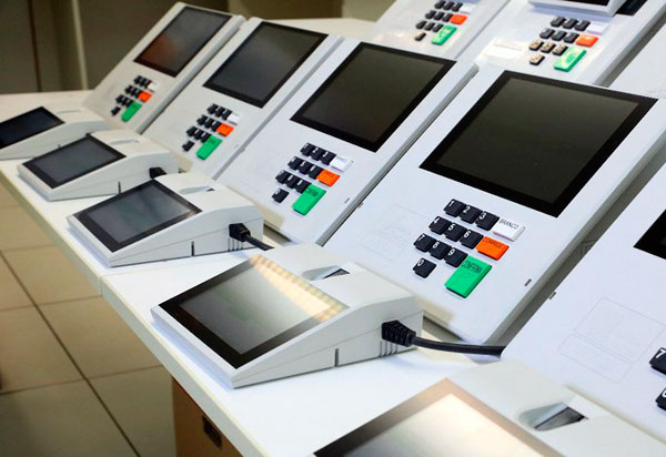 Em coletiva, Barroso ressalta segurança da urna e confiabilidade do sistema de votação