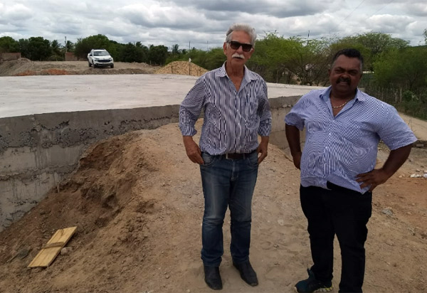 Prefeito de Brumado visita obras de pavimentação da estrada do Tamboril 