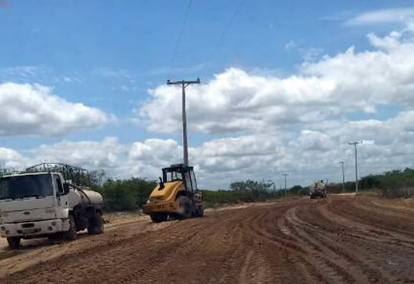 Prefeito de Brumado visita obras de pavimentação da estrada do Tamboril 
