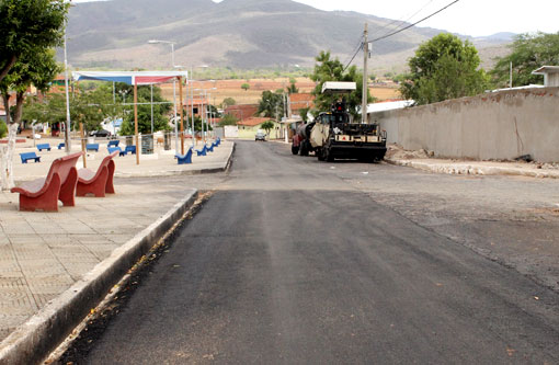 Brumado: Começou a pavimentação asfáltica do Bairro Olhos D'água