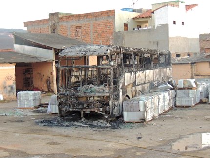 BRUMADO: ÔNIBUS DE TURISMO É INCENDIADO
