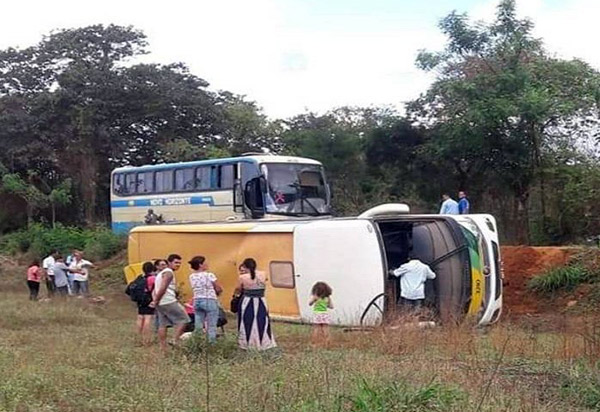 Ônibus da Viação Gontijo tombou na BA-026; quatro passageiros ficaram feridos 
