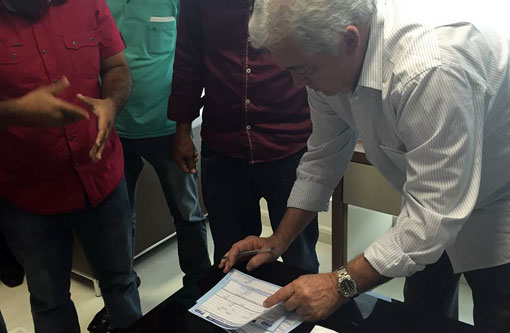 Senador assina ficha de filiação do ex-prefeito de Iraquara ao PSD e deputada comemora