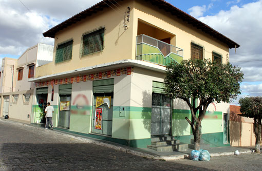 Brumado: Bandidos assaltam Padaria e ainda levam carteira de cliente