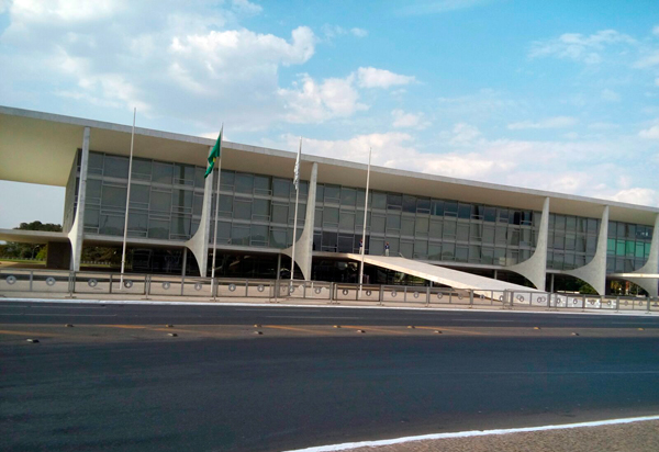 Bolsonaro veta fundo eleitoral de R$ 5,7 bilhões para 2022