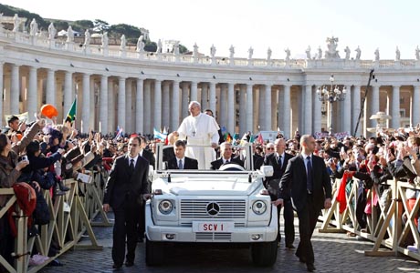 PAPA CIRCULA ENTRE FIÉIS E ABENÇOA PEREGRINOS