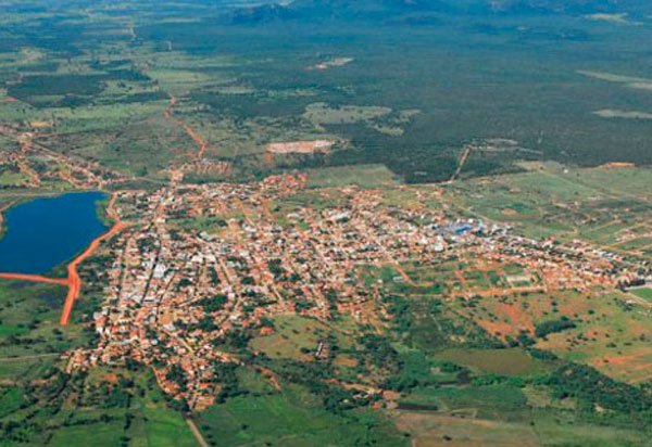 Homem é retirado ferido de casa em chamas em Paramirim; ele não resistiu e veio a óbito
