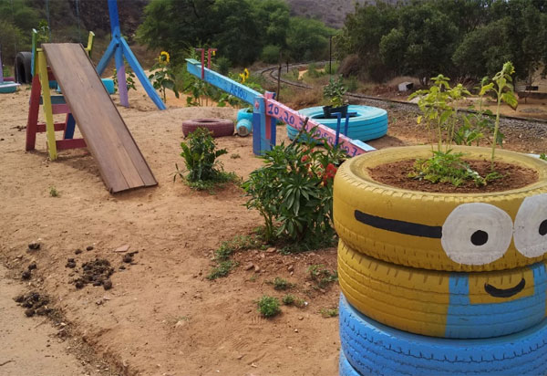 Brumado: morador do Apertado do Morro transforma lixão em área lazer, jardim e parquinho para crianças 