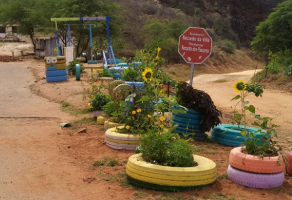 Brumado: morador do Apertado do Morro transforma lixão em área lazer, jardim e parquinho para crianças 