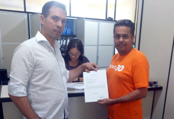 Integrantes do Partido Novo em Brumado entregam abaixo assinado no Legislativo contra aumento de vereadores