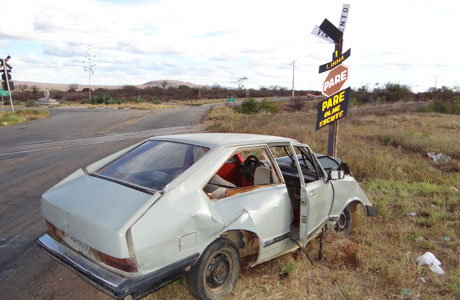 Brumado: Carro colide com placa de sinalização na BR-030