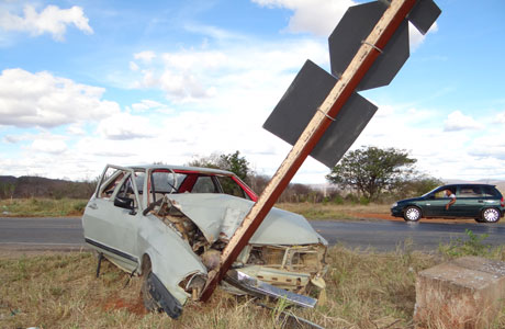 Brumado: Carro colide com placa de sinalização na BR-030