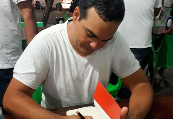 Brumado: Livro do Professor Paulo Esdras está concorrendo ao Prêmio Jabuti na categoria Romance Literário