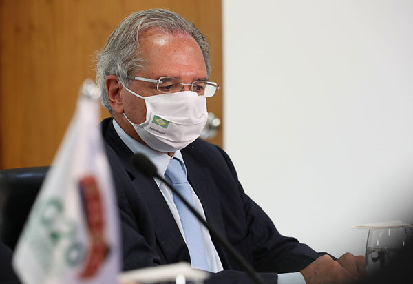 Guedes anuncia antecipação de 13º de beneficiários do INSS