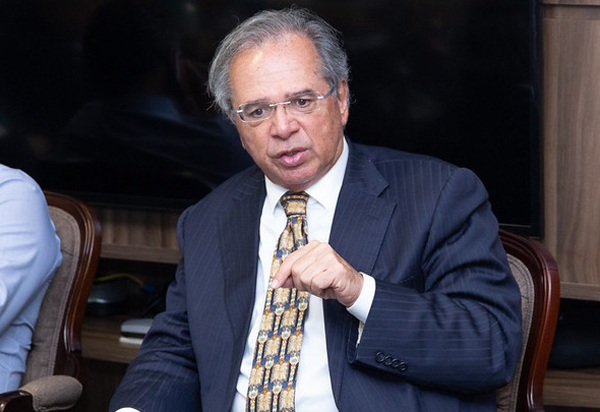 'Empregada doméstica estava indo para Disney, uma festa danada’, diz Guedes sobre alta do dólar 