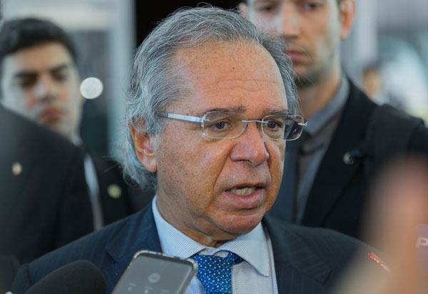 Governo estuda liberar saques em contas ativas do FGTS, diz Guedes