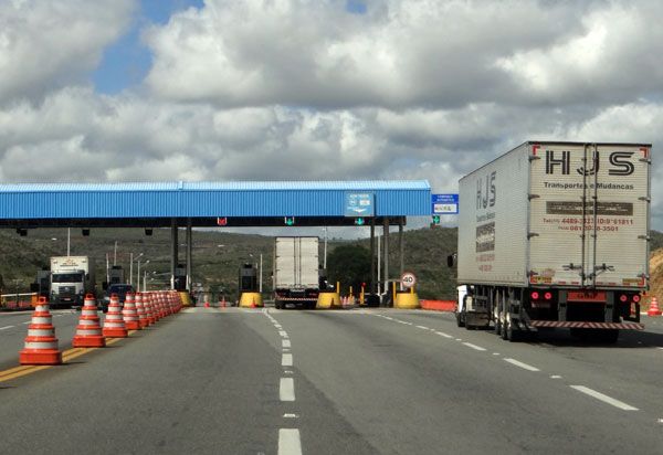 Senado aprova isenção de pedágio para eixo suspenso de caminhões