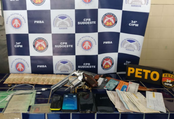 Brumado: após perseguição, dupla é detida na Praça da Prefeitura portando arma de fogo e conduzindo veículo adulterado