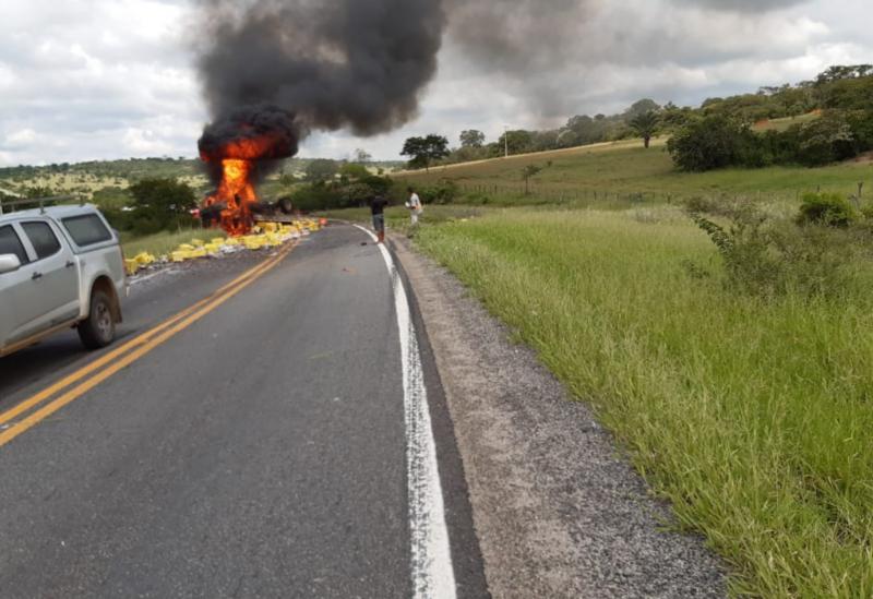 Caminhão de cervejaria de Brumado pega fogo após tombar em curva na BR-030