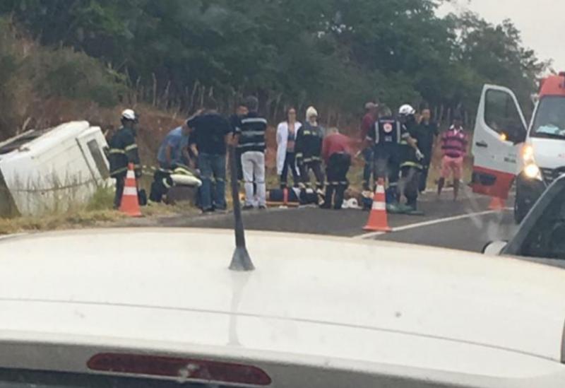 Uma pessoa morre e 14 ficaram feridas em acidente envolvendo van que transportava funcionários da UTI de Brumado 