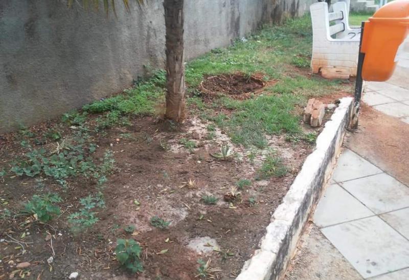 Brumado: população reclama do abandono da praça da Igreja Matriz; local está com bancos quebrados e jardins abandonados