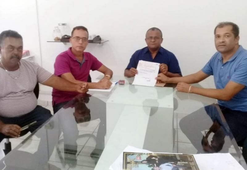 Brumado: Em ação conjunta dos 13 vereadores Câmara Municipal repassa R$ 100 mil reais à Prefeitura para compra de cestas básicas que deverão serem distribuídas às famílias carentes 