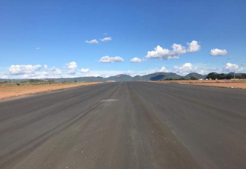 Serviços de recuperação e pavimentação da pista de pouso e decolagem do aeroporto de Guanambi estão em 90%