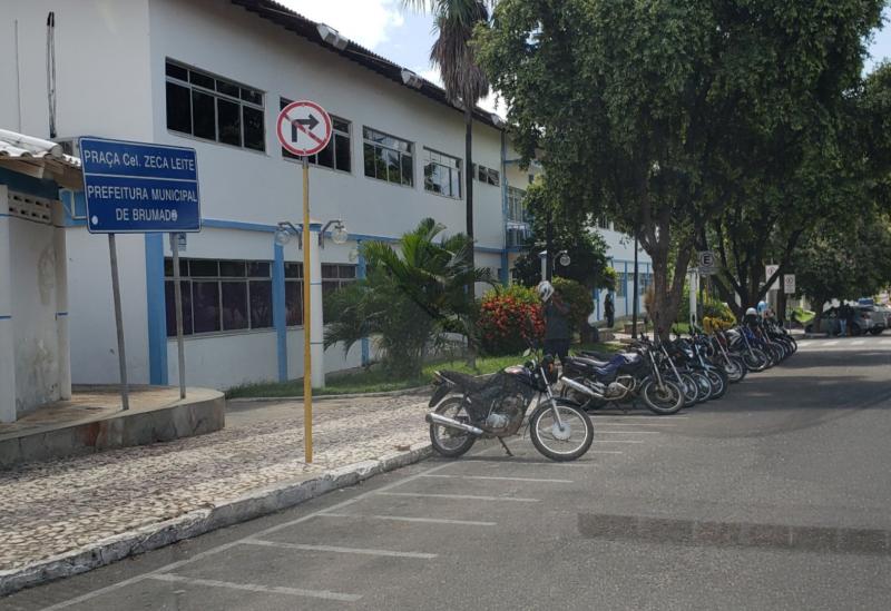 Brumado: vereador Rey de Domingão solicita instalação de Zona Azul na Praça da Prefeitura 