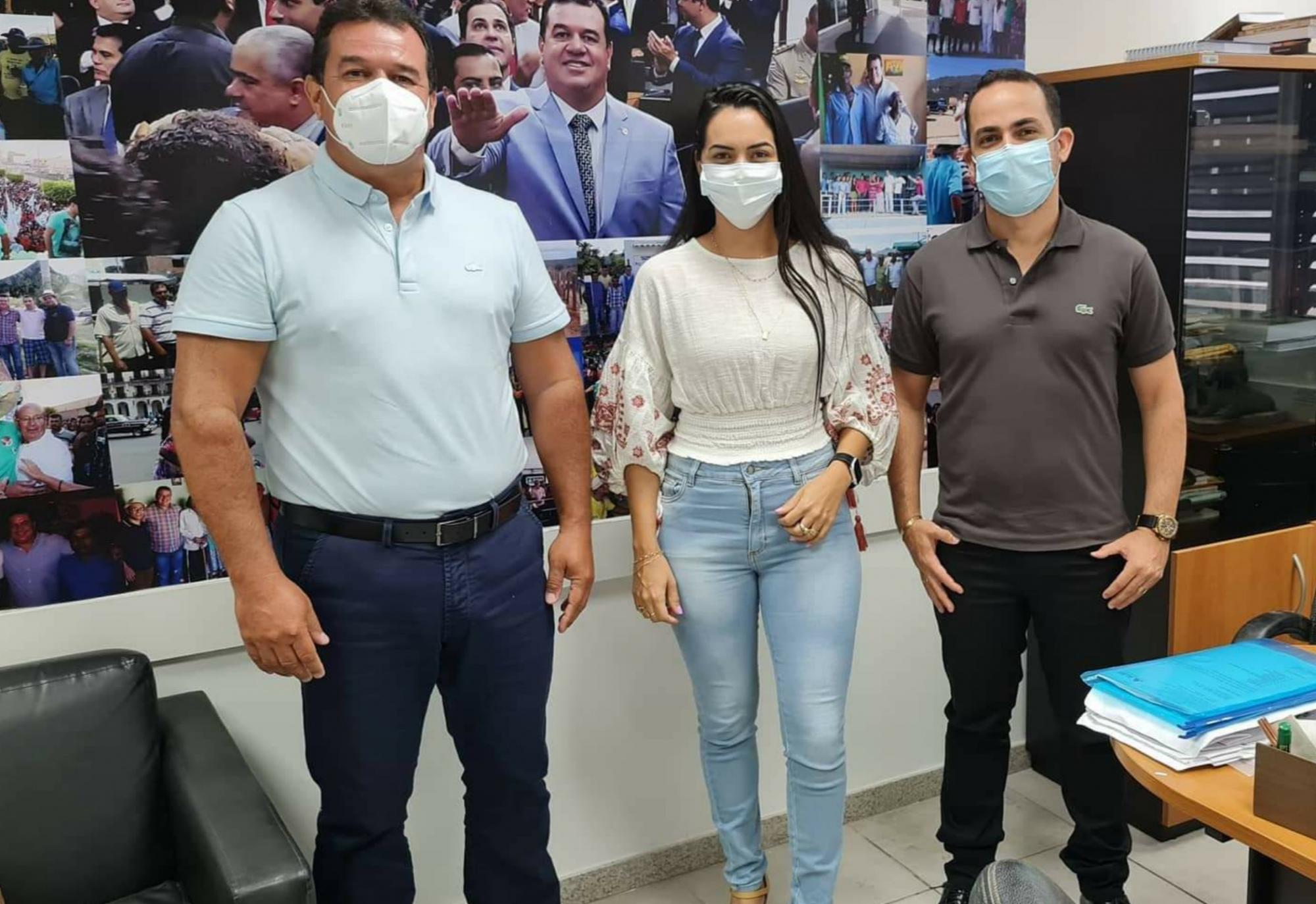 Deputado Marquinho Viana recebe o prefeito de Ituaçu, Phellipe Brito, e sua esposa, Lane, vereadora em Rio de Contas