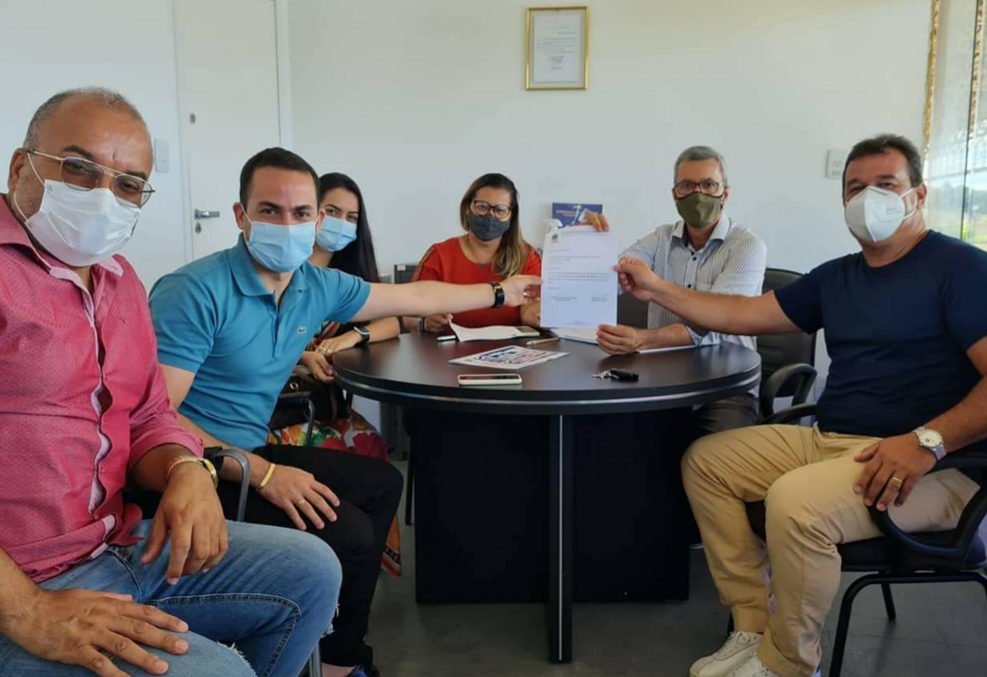 Deputado Marquinho Viana e o prefeito de Ituaçu estiveram em audiência na SUDESB