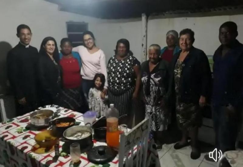 Dona Lúcia participa da missa de Santo Antônio na comunidade Quilombola de Barra da Estiva