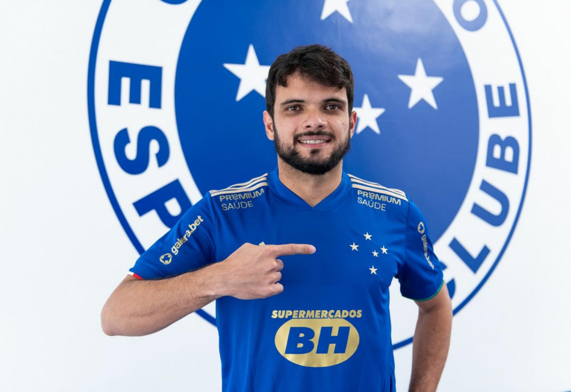 Norberto assina contrato com o Cruzeiro