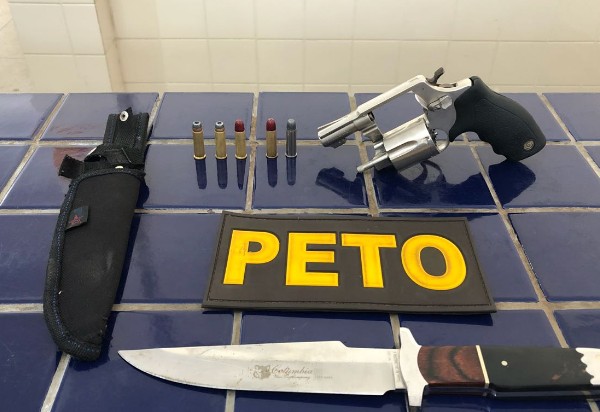 Brumado: polícia detém trio que portava arma de fogo dentro de automóvel no Bairro do Mercado 