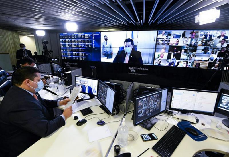 Senado aprova projeto de combate a notícias falsas; texto vai à Câmara