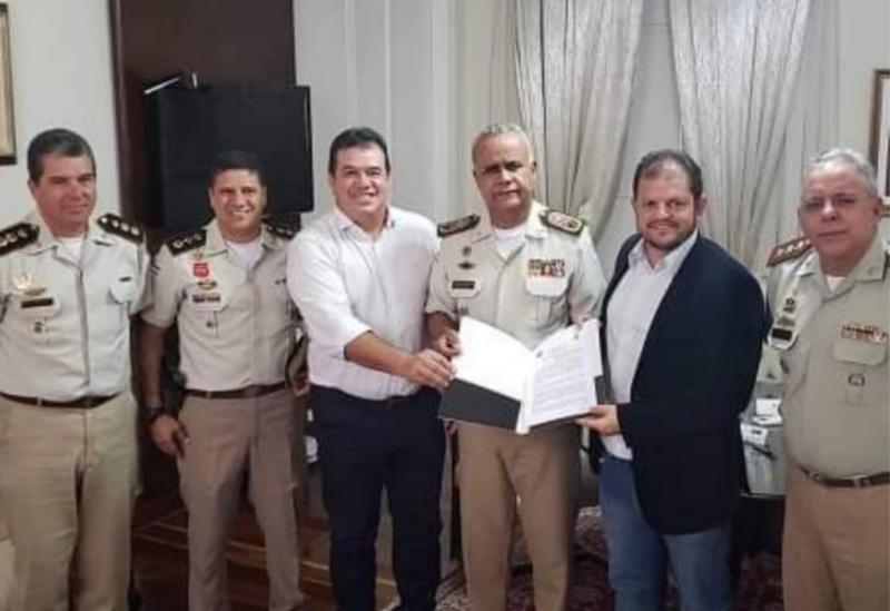 Deputado Marquinho Viana comemora convênio para o Colégio Municipal Militar de Belo Campo