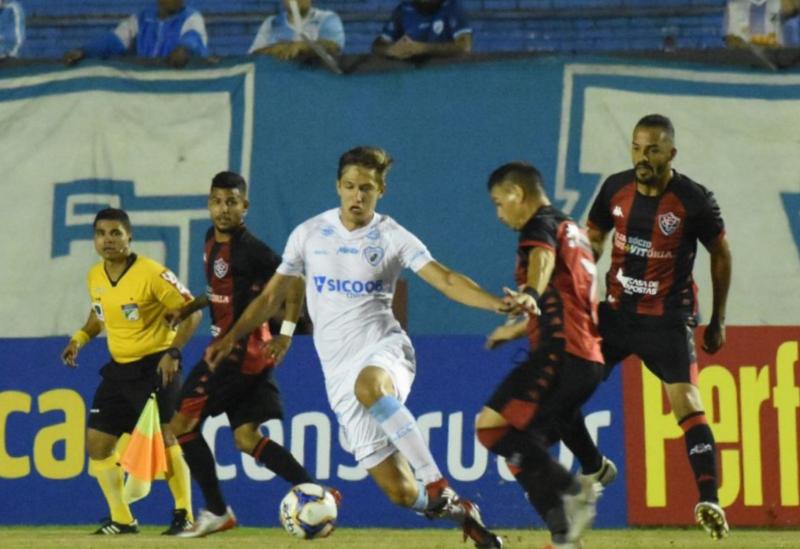 Vitória sai na frente e sofre virada no Estádio do Café