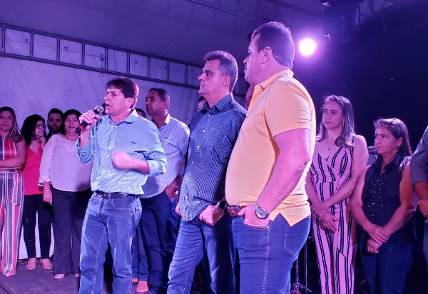 Aracatu: evento marca entrega de perfuratriz para poços artesianos e uma caçamba à população 