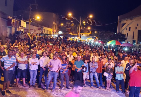 Aracatu: evento marca entrega de perfuratriz para poços artesianos e uma caçamba à população 