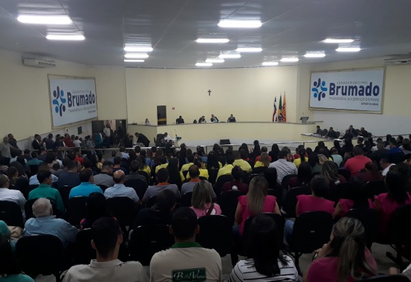 Comerciantes e população lotam a Câmara de Vereadores de Brumado para debater os impactos da Zona Azul 