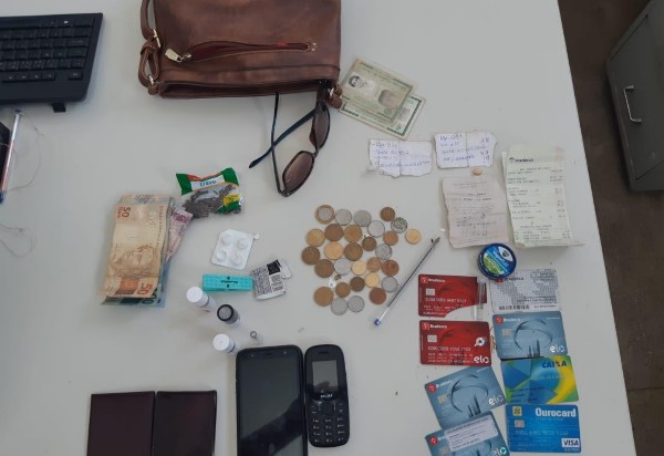 Mulher acusada de tentar aplicar golpes em aposentados é detida em Paramirim